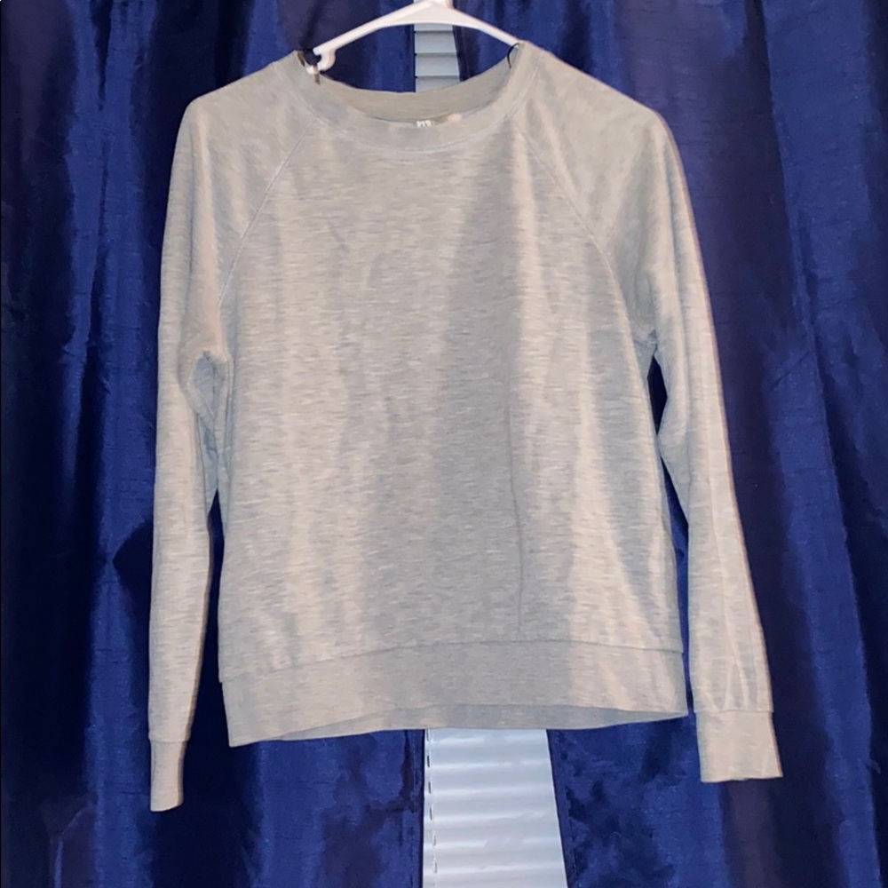 grey long sleeve shirt